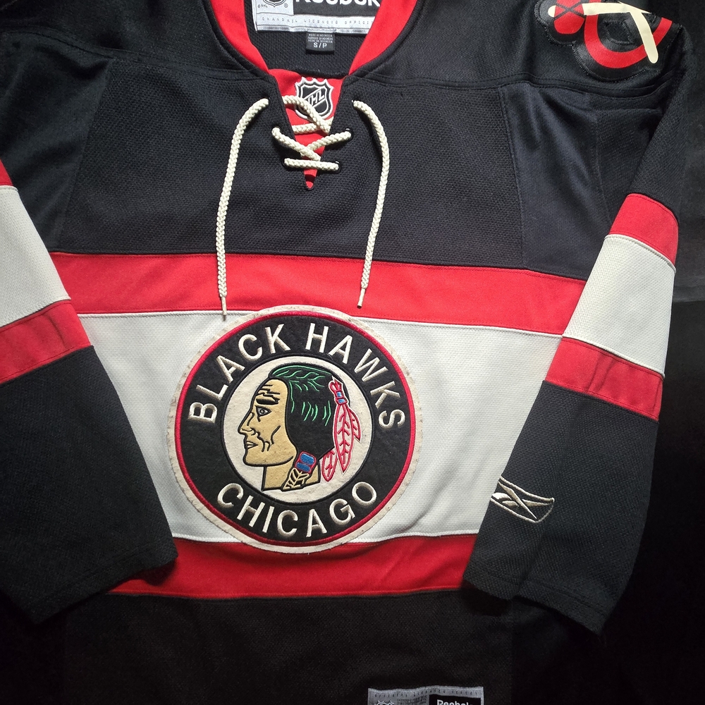 NHL Reebok Alternate Chicago Blackhawks Retro Sewn Jersey Mens Small Black Beige